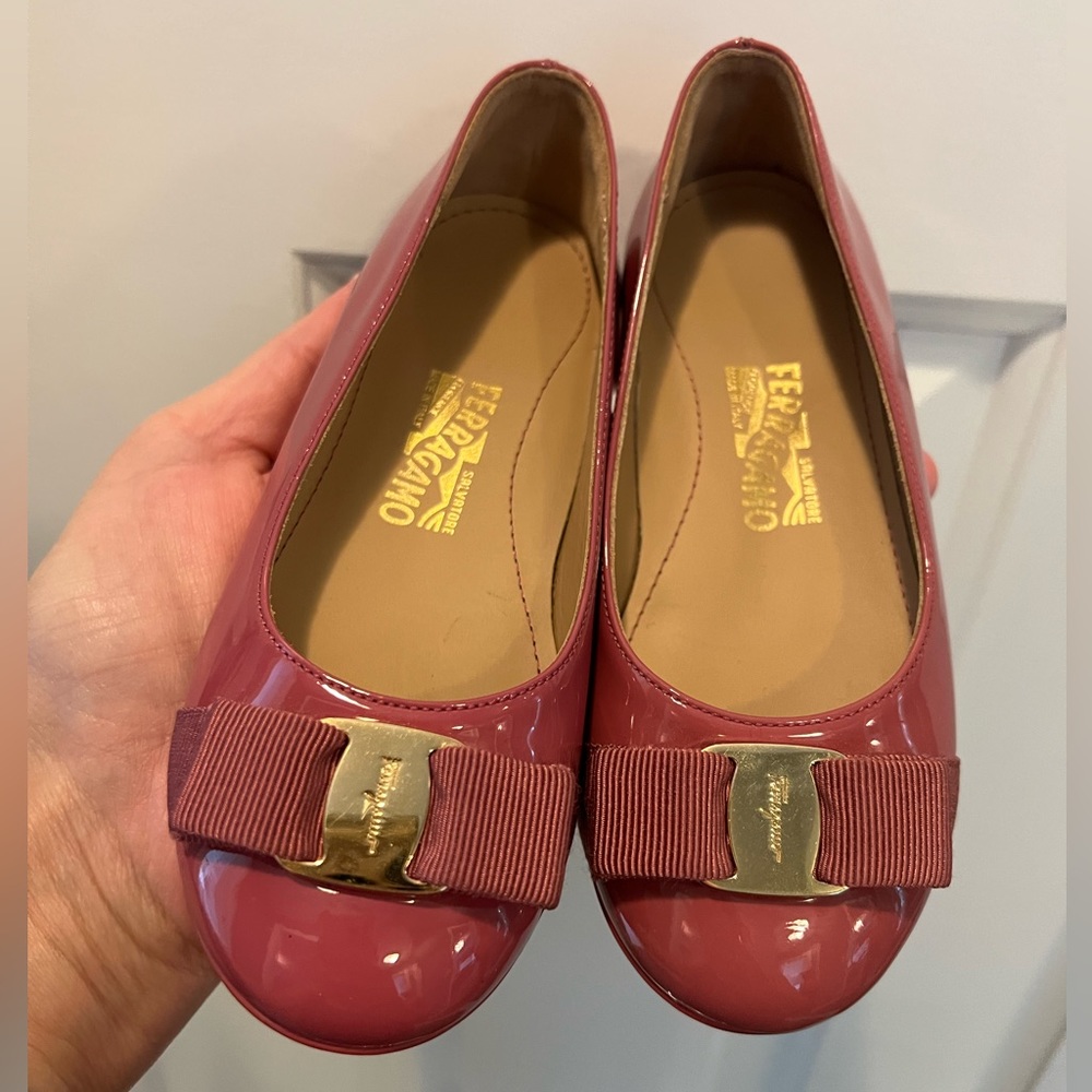 New Salvatore Ferragamo little girls mauve patent leather shoes